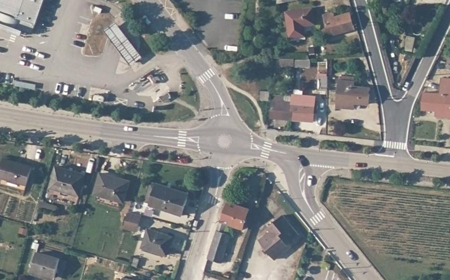 Vue aérienne du Rond-point anonyme n°300970533
