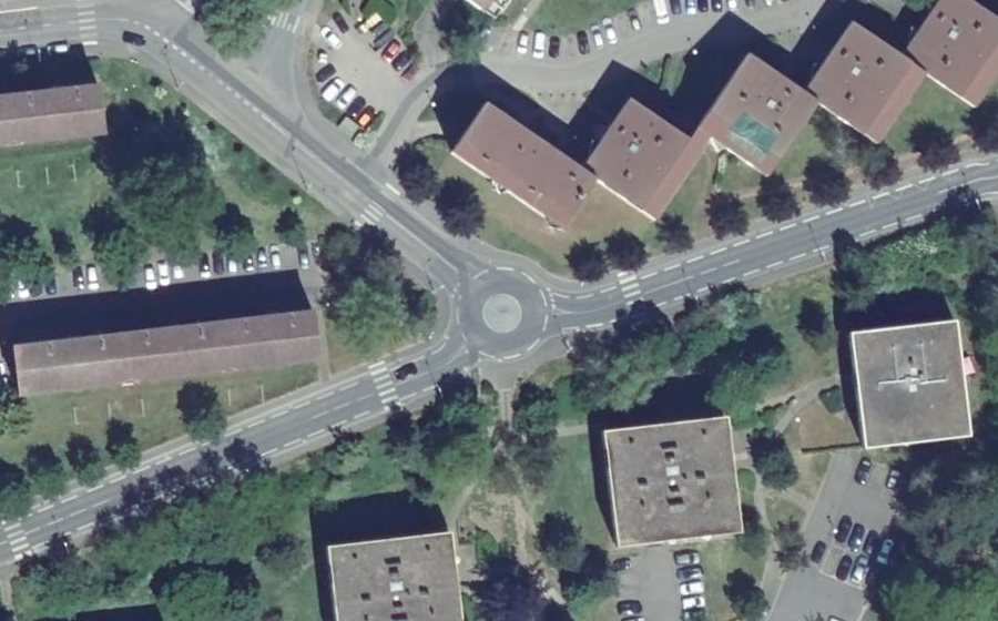 Vue aérienne du Rond-point anonyme n°301366862
