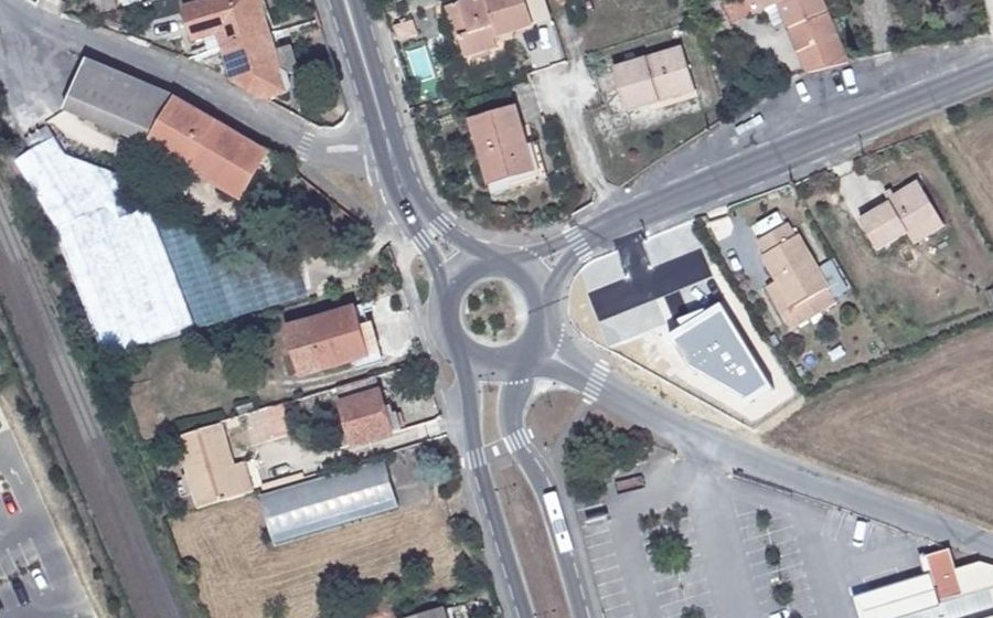Vue aérienne du Rond-point anonyme n°301380638