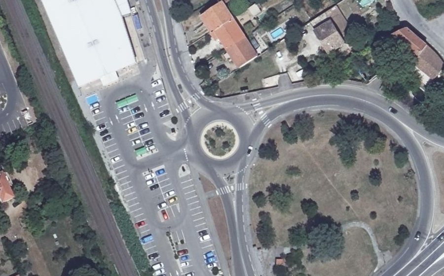 Vue aérienne du Rond-point anonyme n°301380640