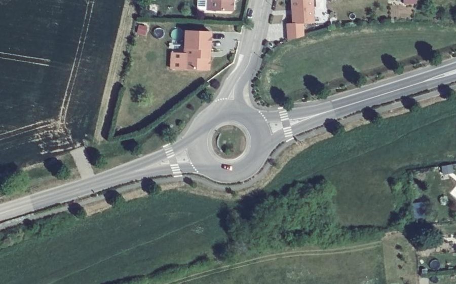 Vue aérienne du Rond-point anonyme n°301463925