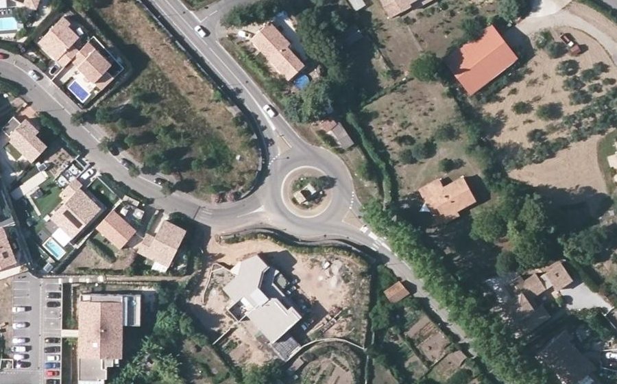 Vue aérienne du Rond-point anonyme n°301570978