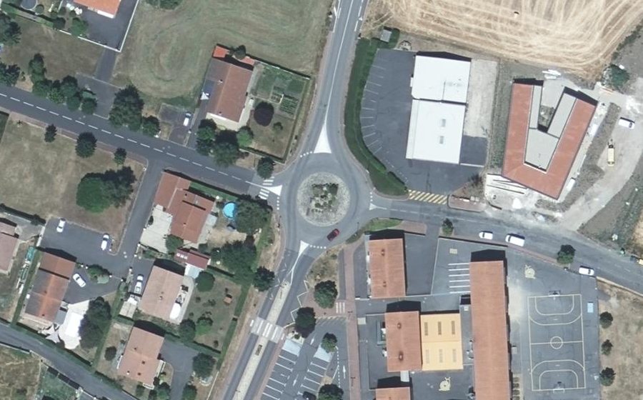 Vue aérienne du Rond-point anonyme n°301592385