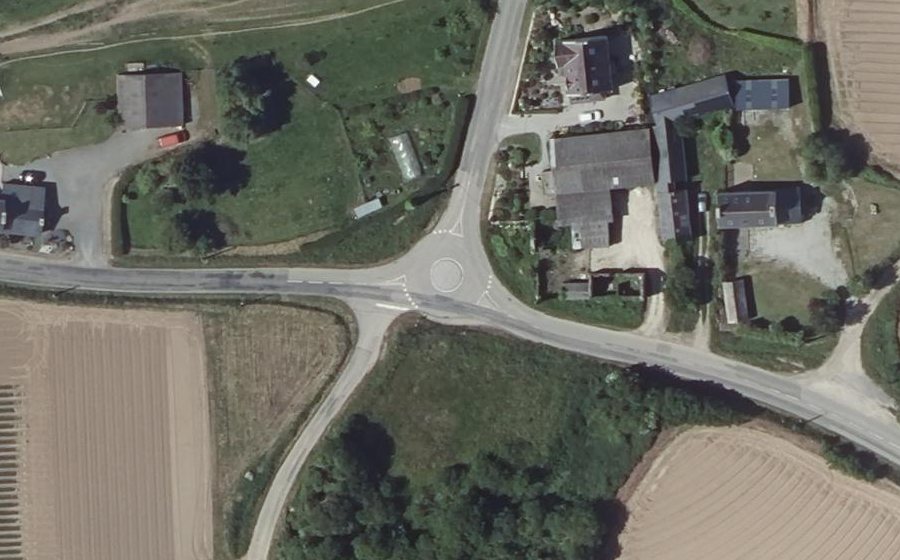 Vue aérienne du Rond-point anonyme n°301633052