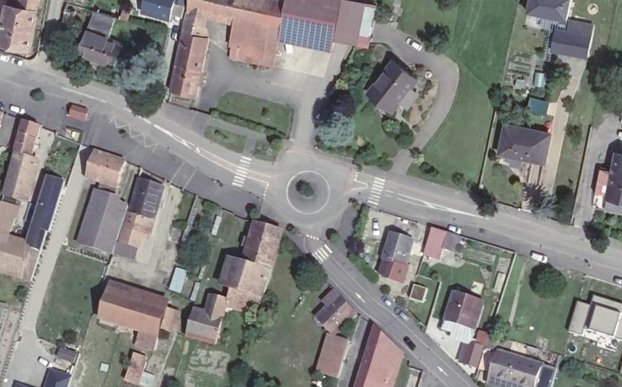 Vue aérienne du Rond-point anonyme n°301671629