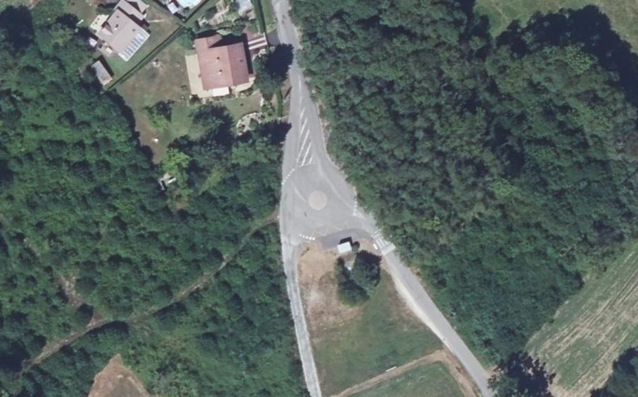 Vue aérienne du Rond-point anonyme n°301687768