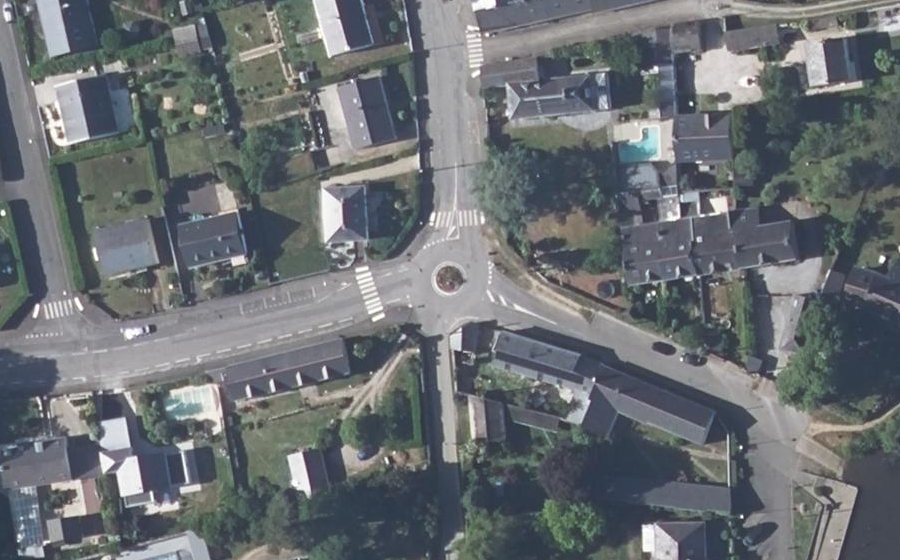 Vue aérienne du Rond-point anonyme n°301726742