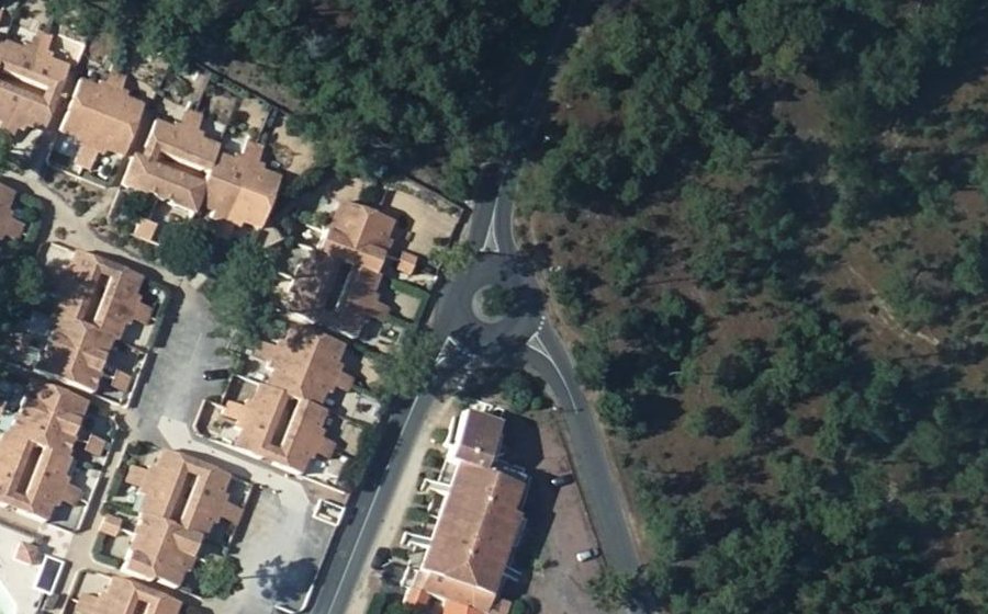 Vue aérienne du Rond-point anonyme n°301758232