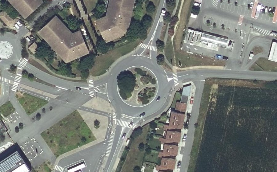 Vue aérienne du Rond-point anonyme n°30183156