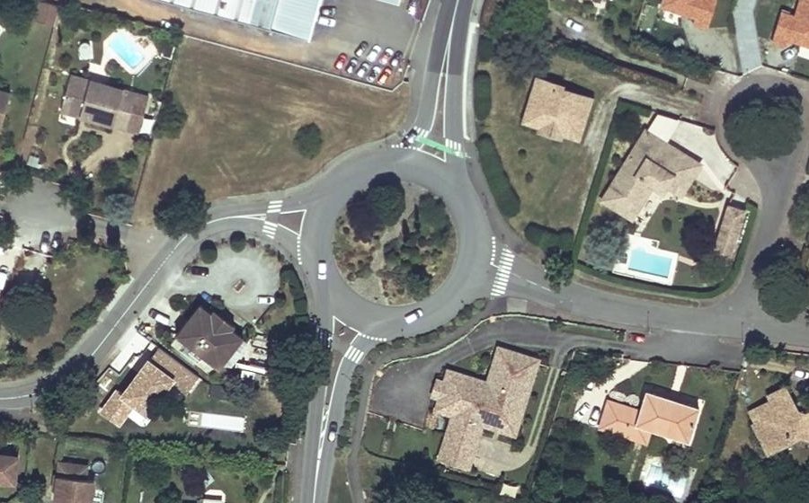Vue aérienne du Rond-point anonyme n°30183164