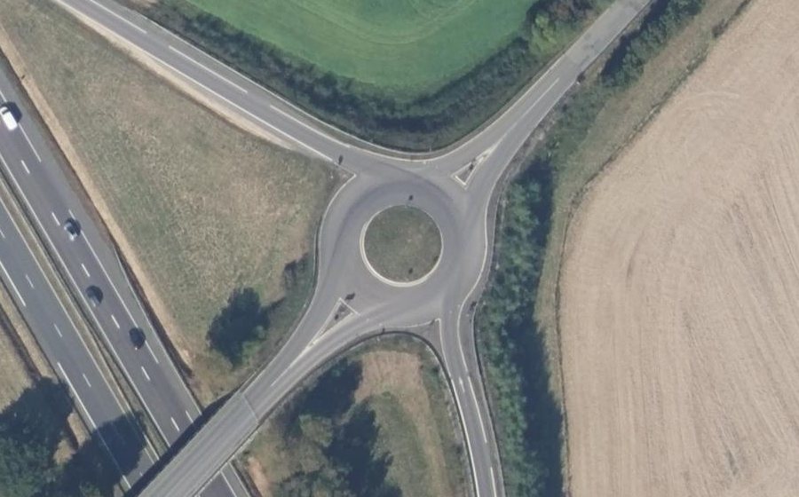 Vue aérienne du Rond-point anonyme n°301845227