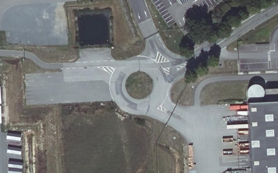 Vue aérienne du Rond-point anonyme n°301959532