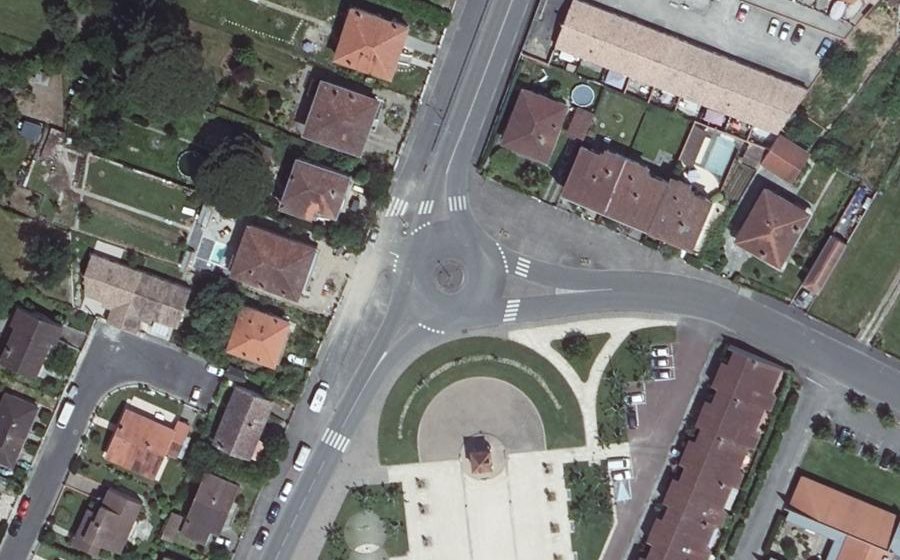 Vue aérienne du Rond-point anonyme n°30197261
