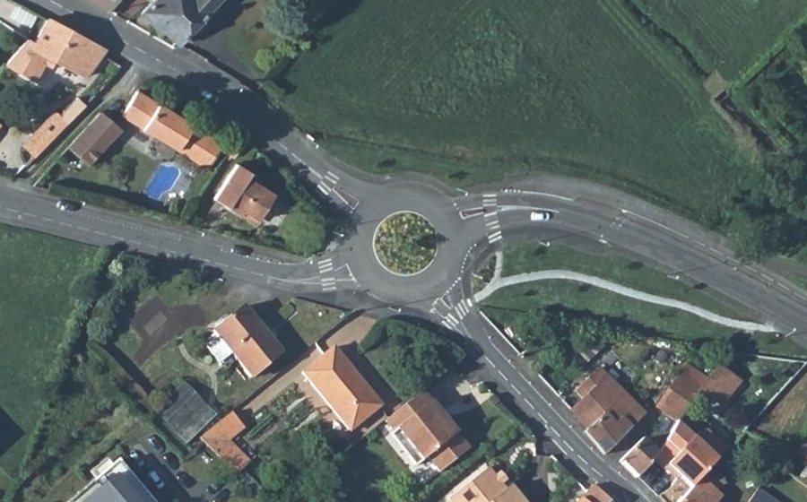 Vue aérienne du Rond-point anonyme n°30198011