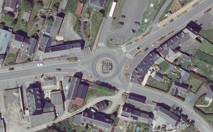 Vue aérienne du Rond-point anonyme n°302064560