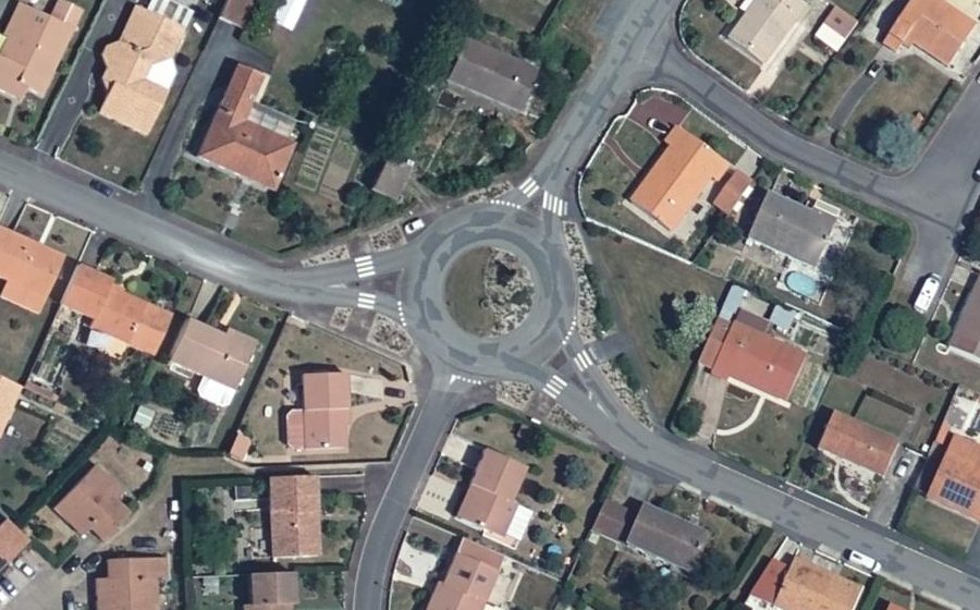 Vue aérienne du Rond-point anonyme n°302153886