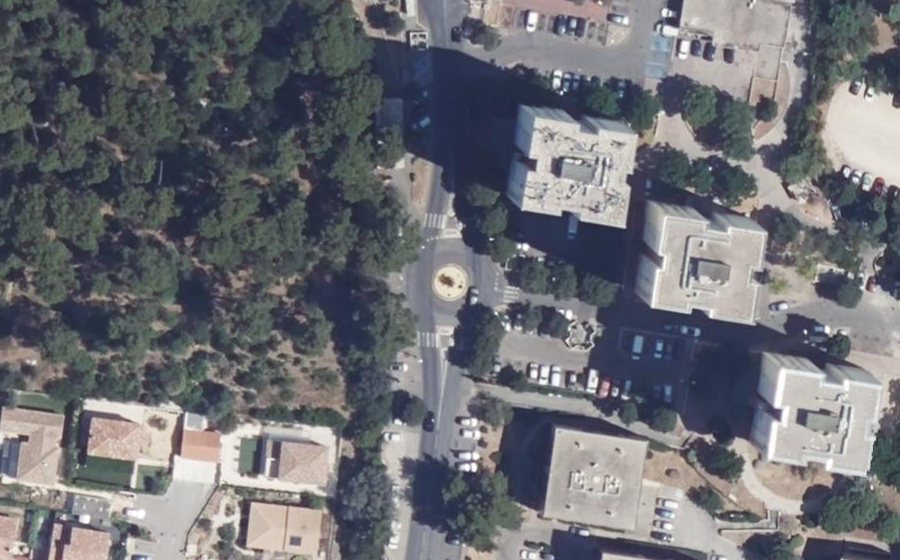 Vue aérienne du Rond-point anonyme n°302156871
