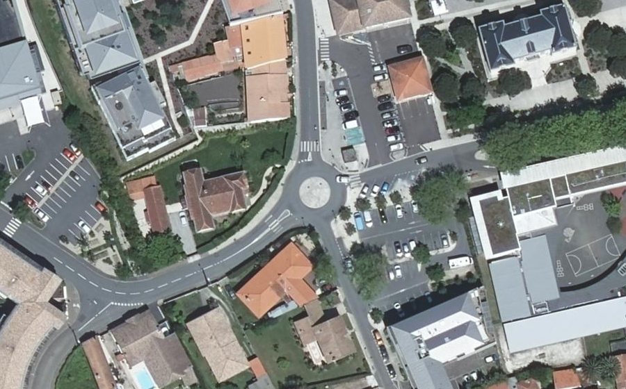 Vue aérienne du Rond-point anonyme n°302226878