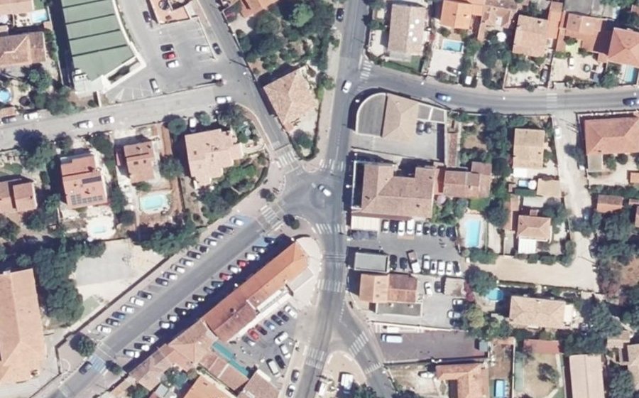 Vue aérienne du Rond-point anonyme n°302240427