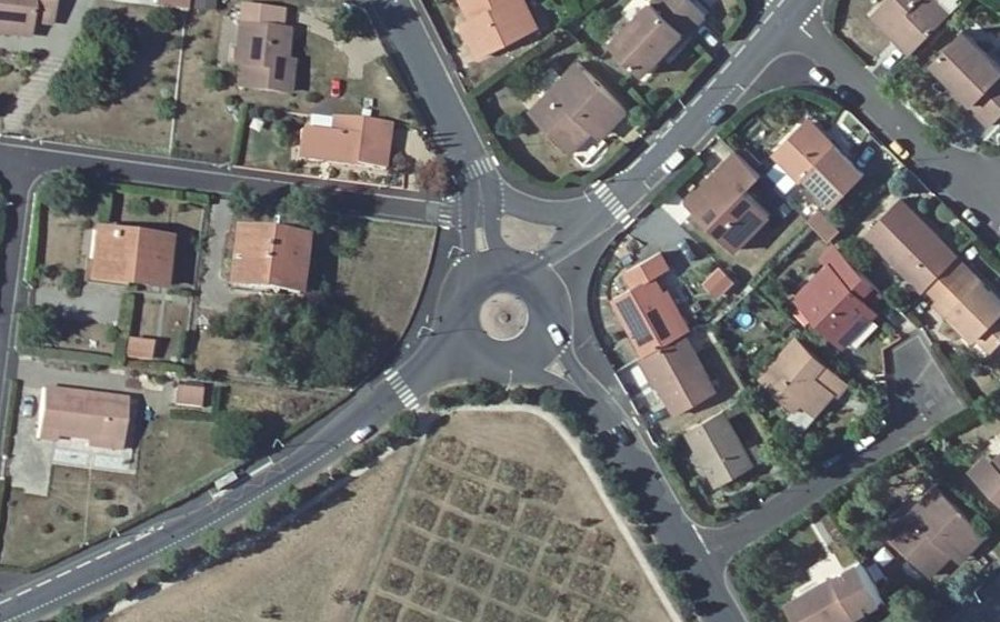 Vue aérienne du Rond-point anonyme n°302265546