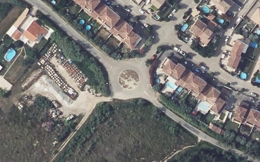 Vue aérienne du Rond-point anonyme n°302431635