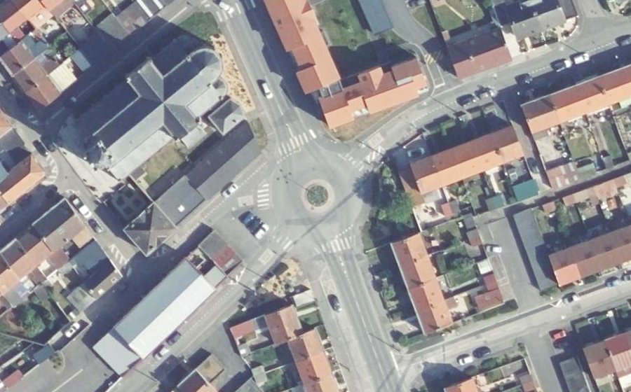Vue aérienne du Rond-point anonyme n°302441322