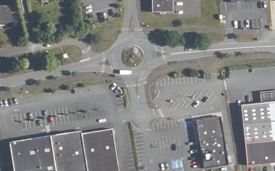 Vue aérienne du Rond-point anonyme n°30250291