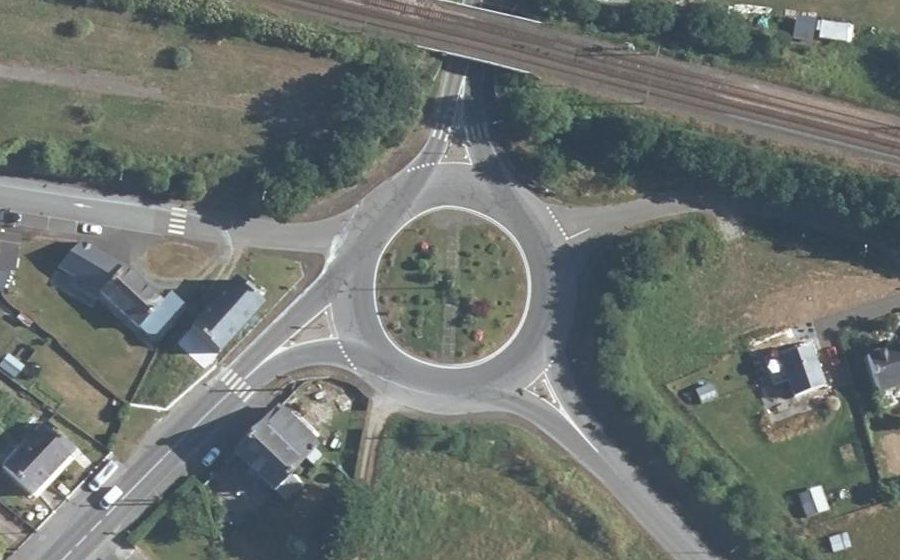 Vue aérienne du Rond-point anonyme n°302505911
