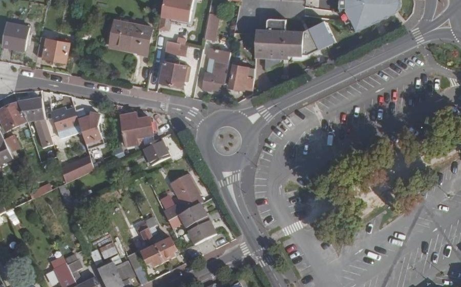 Vue aérienne du Rond-point anonyme n°302578047