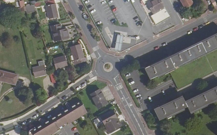 Vue aérienne du Rond-point anonyme n°302580406