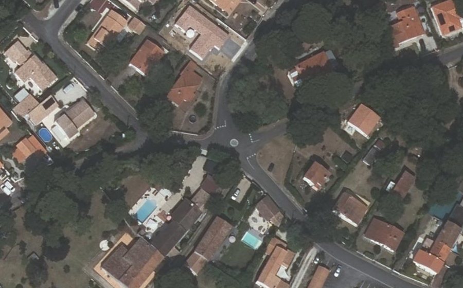 Vue aérienne du Rond-point anonyme n°302600382