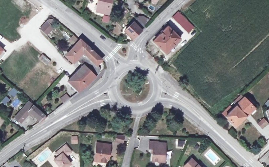 Vue aérienne du Rond-point anonyme n°302614720