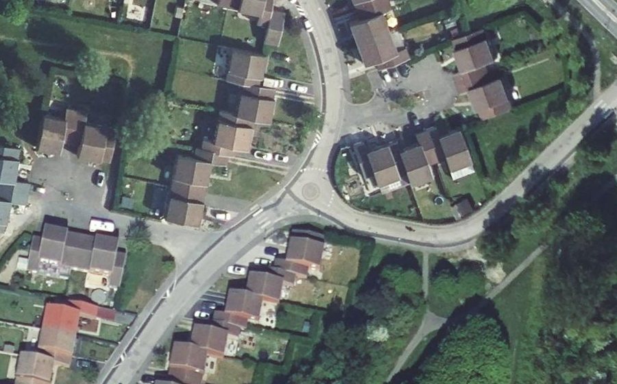 Vue aérienne du Rond-point anonyme n°302626832