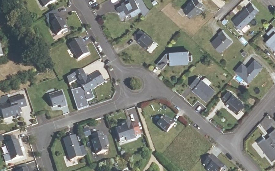 Vue aérienne du Rond-point anonyme n°302643578