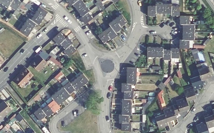 Vue aérienne du Rond-point anonyme n°302765347