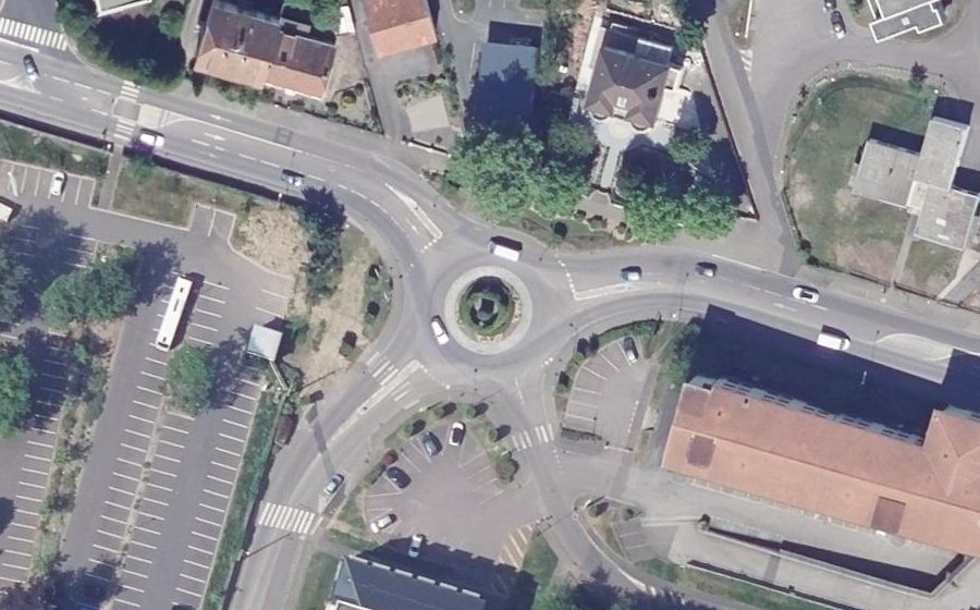 Vue aérienne du Rond-point anonyme n°30282288