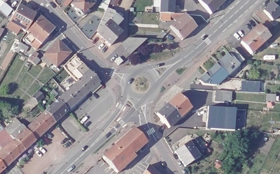 Vue aérienne du Rond-point anonyme n°30282325