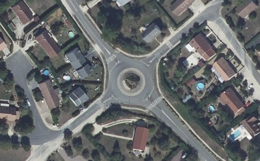 Vue aérienne du Rond-point anonyme n°30285588