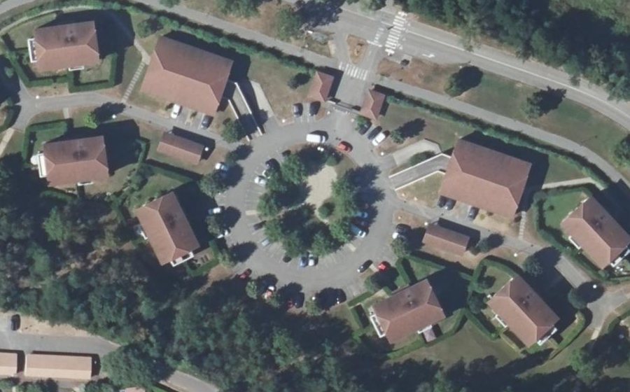 Vue aérienne du Rond-point anonyme n°302876125