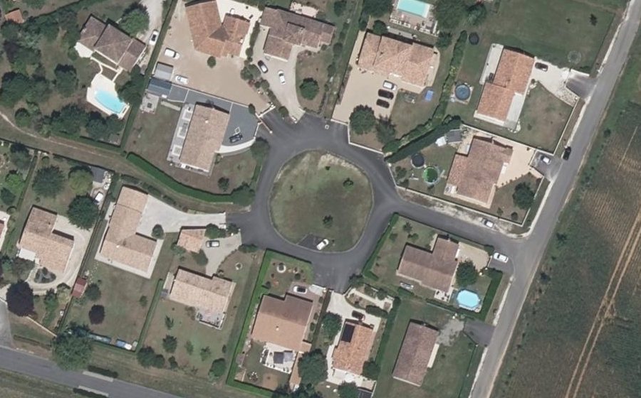 Vue aérienne du Rond-point anonyme n°302881850