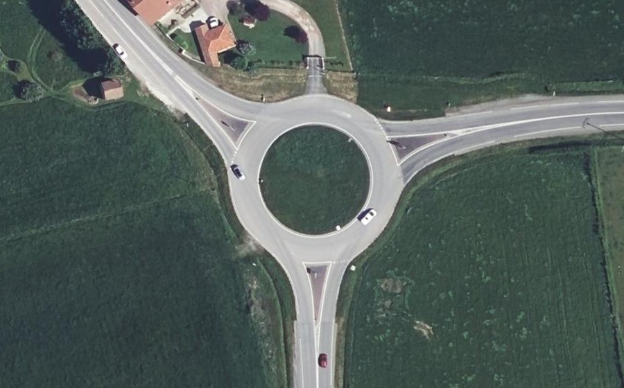 Vue aérienne du Rond-point anonyme n°30292388