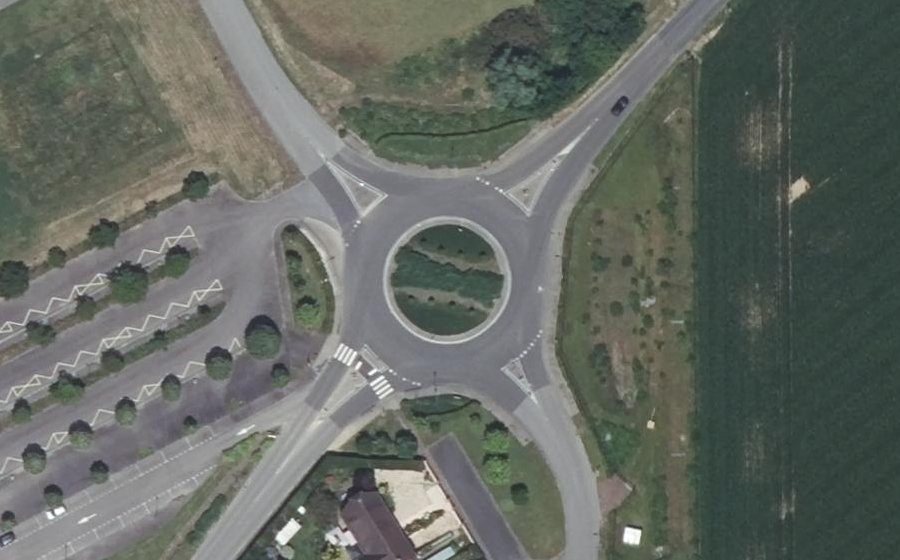 Vue aérienne du Rond-point anonyme n°302944478