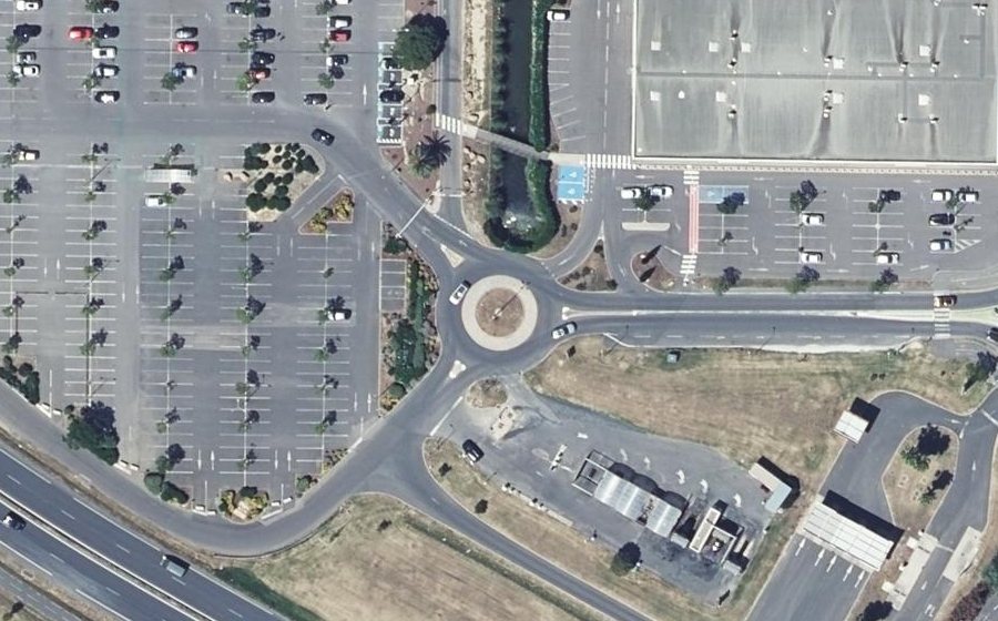 Vue aérienne du Rond-point anonyme n°303057671