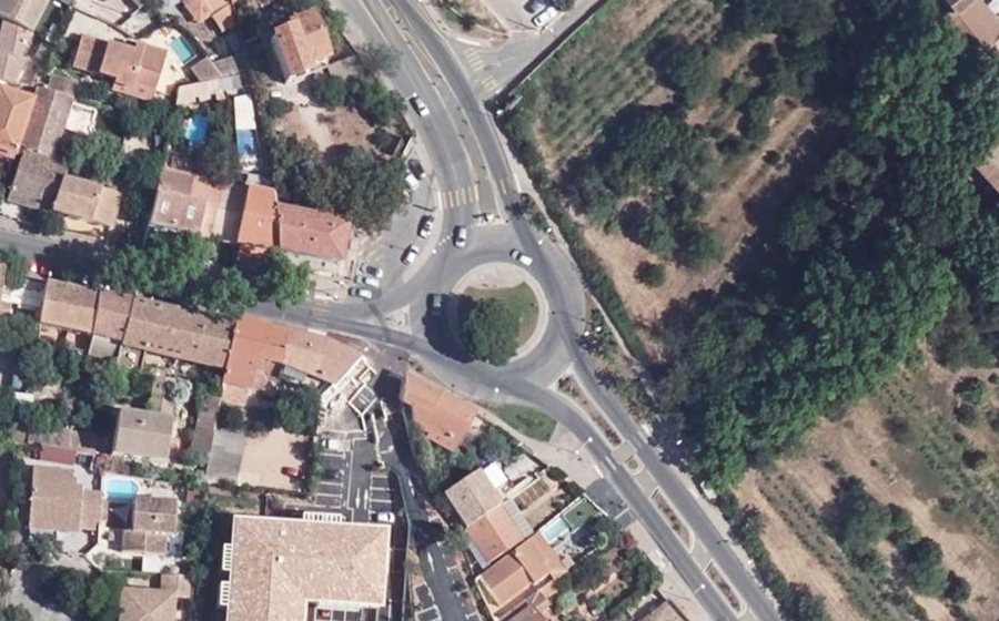 Vue aérienne du Rond-point anonyme n°303148822