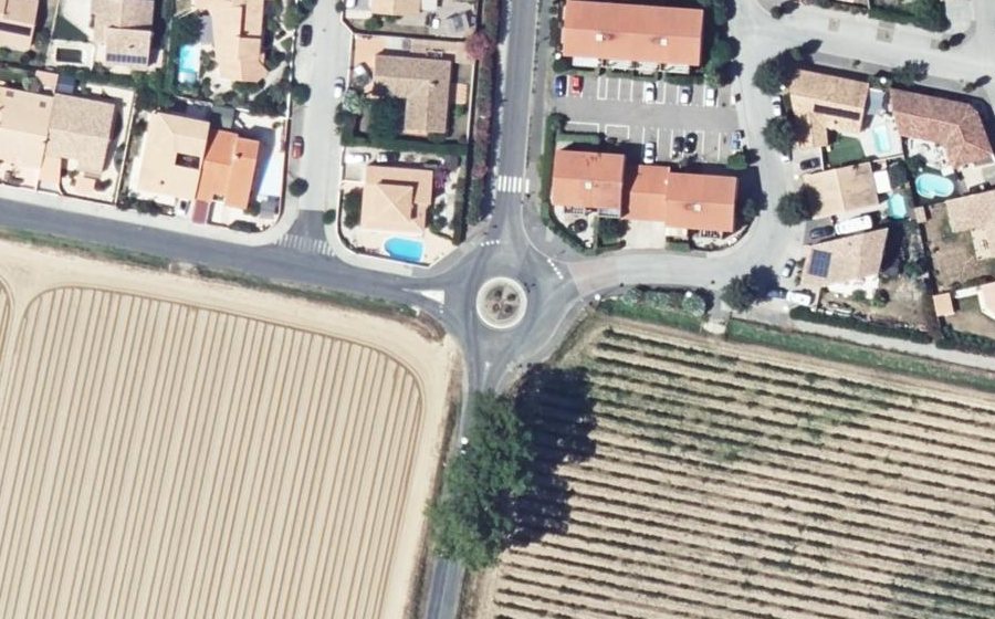 Vue aérienne du Rond-point anonyme n°303169368