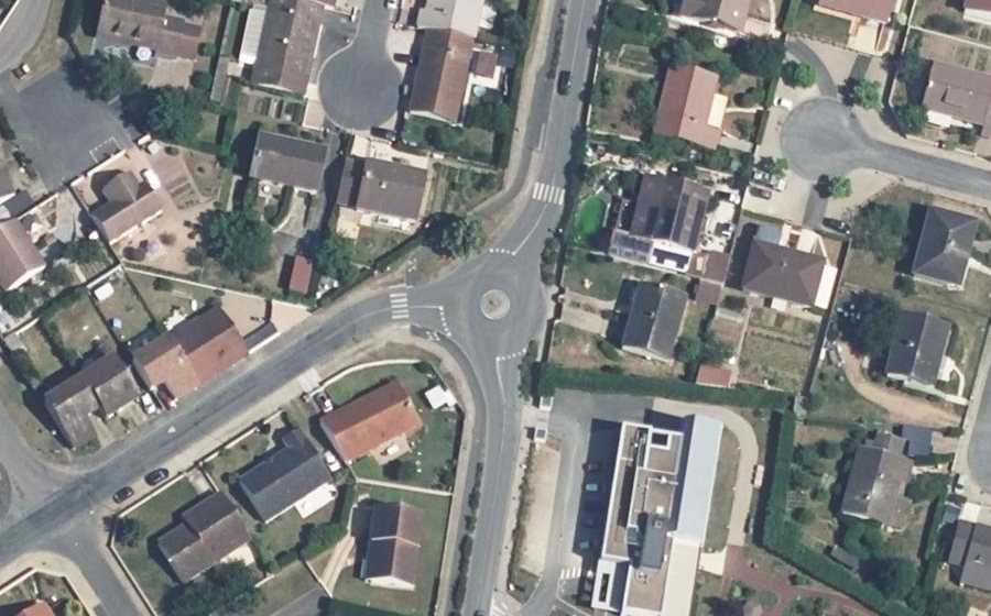 Vue aérienne du Rond-point anonyme n°303170557