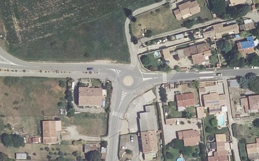Vue aérienne du Rond-point anonyme n°303197085