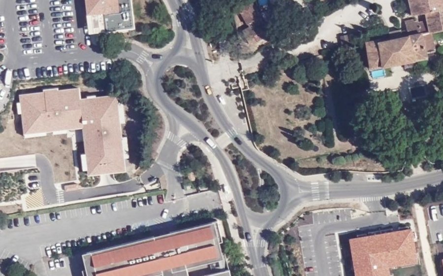 Vue aérienne du Rond-point anonyme n°303197169