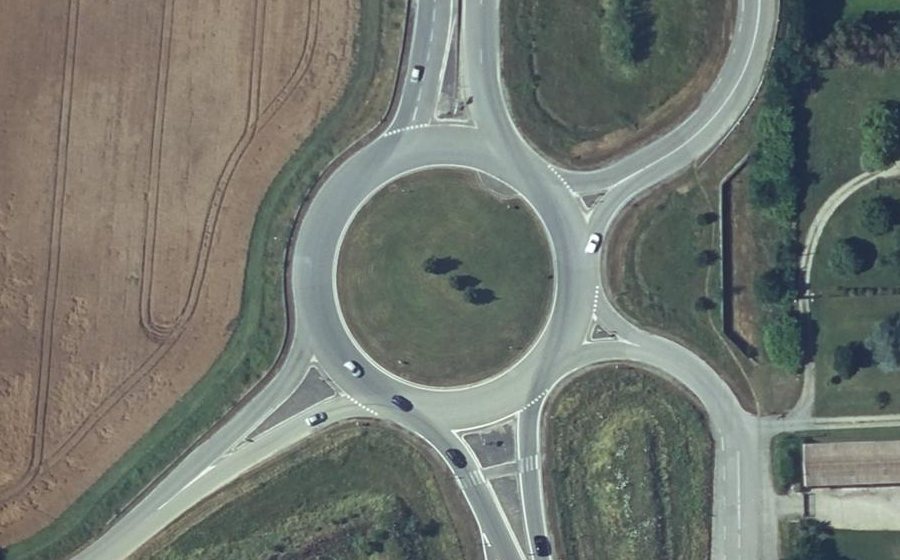 Vue aérienne du Rond-point anonyme n°30323082