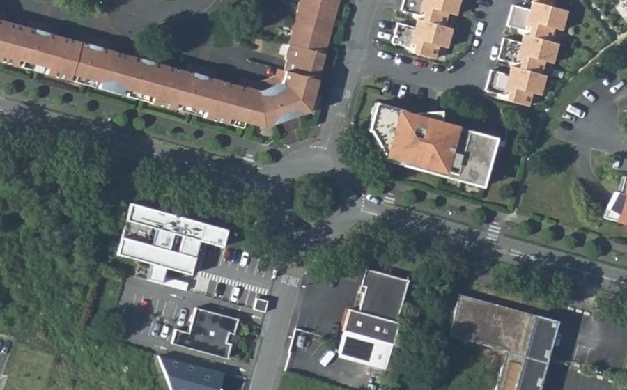 Vue aérienne du Rond-point anonyme n°30325292